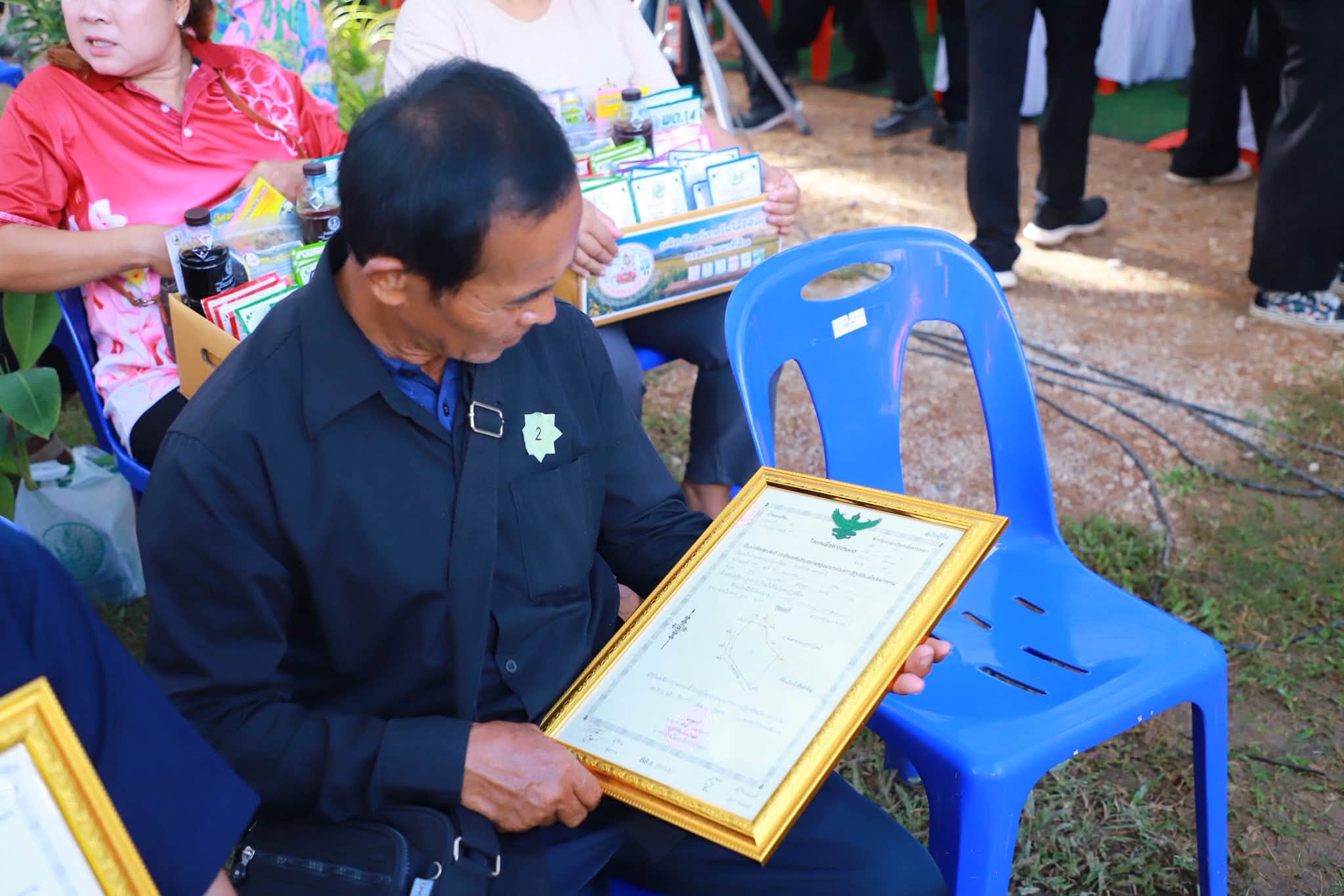 title - รมว.กษ. นำทีมลงพื้นที่ตรวจราชการ พร้อมมอบโฉนดเพื่อการเกษตร ส.ป.ก.เลย กว่า 6 พันไร่